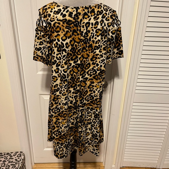 Vibe Sportswear Leopard Swing Dress Shoulder Cutouts and Front Zipper 1X - Picture 8 of 14